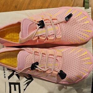 💖 HIKE  FOOTWEAR  Shoes (Yellow/Pink). (💲price reduced!) 💖